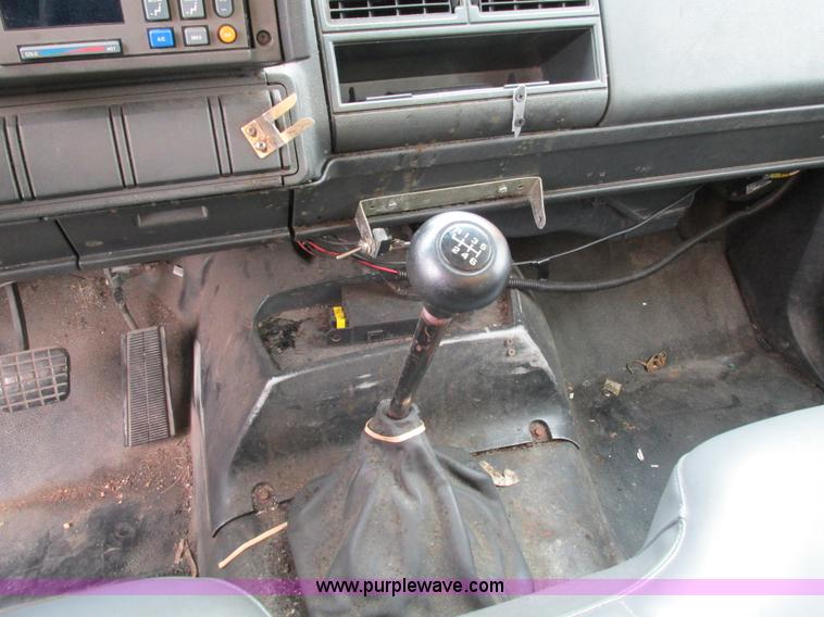 image for item G9393 1999 GMC C6500 box truck