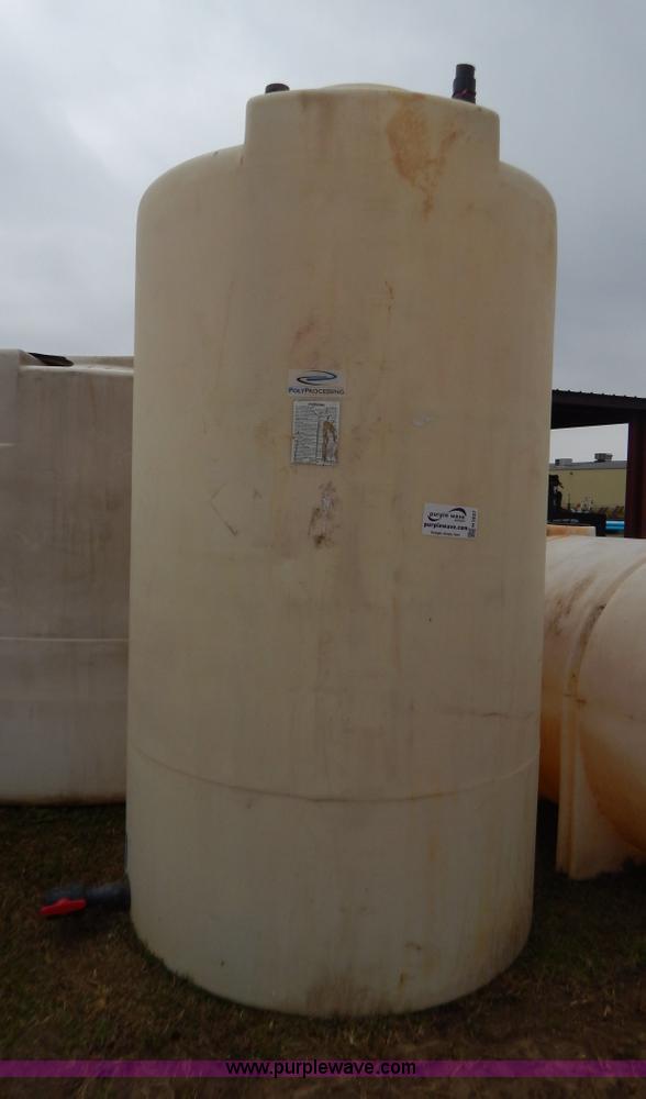 image for item H3937 Approximately 1,400 gallon poly tnak