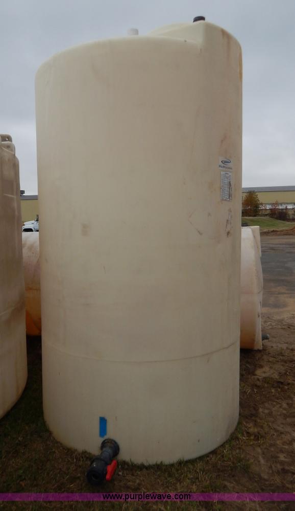 image for item H3937 Approximately 1,400 gallon poly tnak