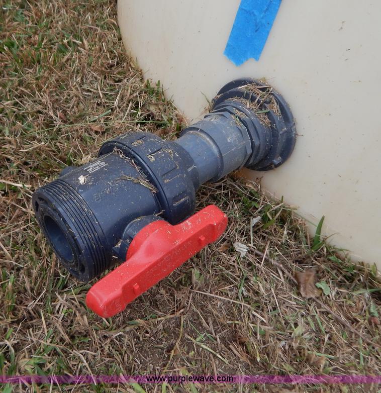 image for item H3937 Approximately 1,400 gallon poly tnak