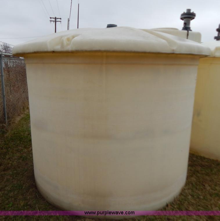 image for item H3938 1,500 gallon poly tank
