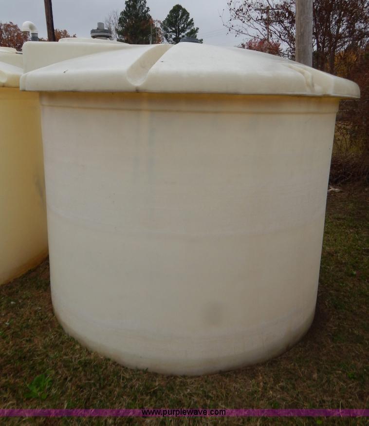 image for item H3938 1,500 gallon poly tank
