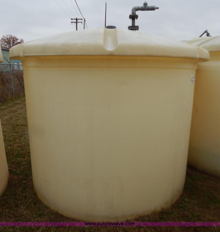 image for item H3939 1,500 gallon poly tank