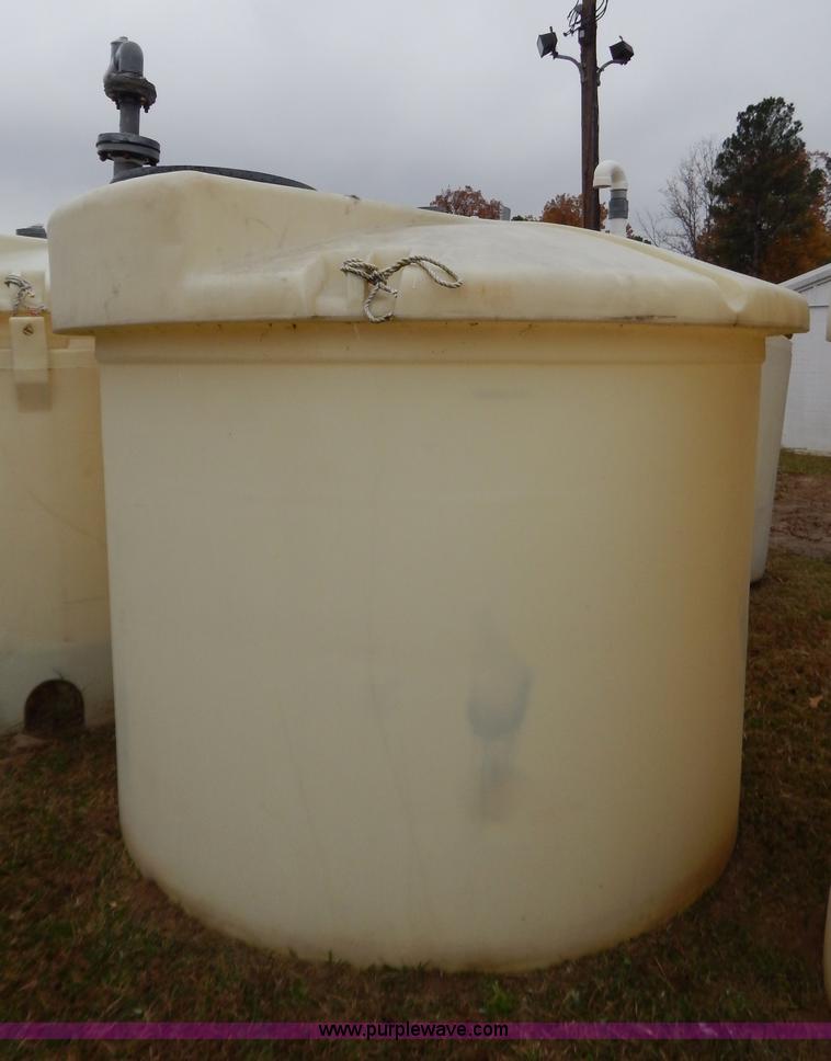 image for item H3939 1,500 gallon poly tank