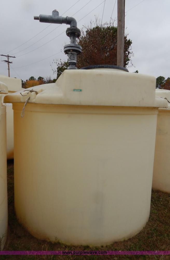 image for item H3939 1,500 gallon poly tank