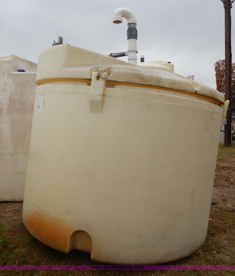 image for item H3940 1,500 gallon poly tank