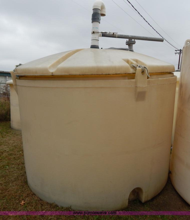 image for item H3940 1,500 gallon poly tank