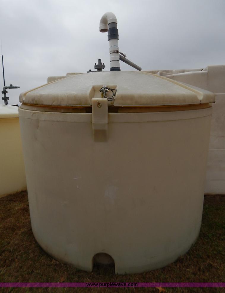 image for item H3940 1,500 gallon poly tank