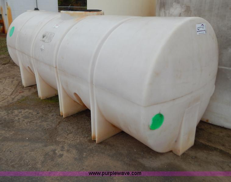 image for item H3942 Approximately 1,600 gallon poly tank