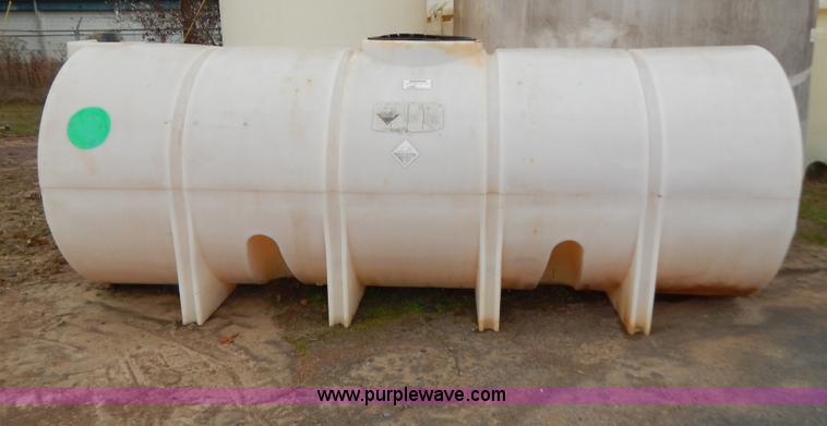 image for item H3942 Approximately 1,600 gallon poly tank