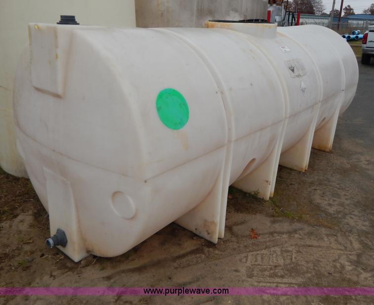 image for item H3942 Approximately 1,600 gallon poly tank