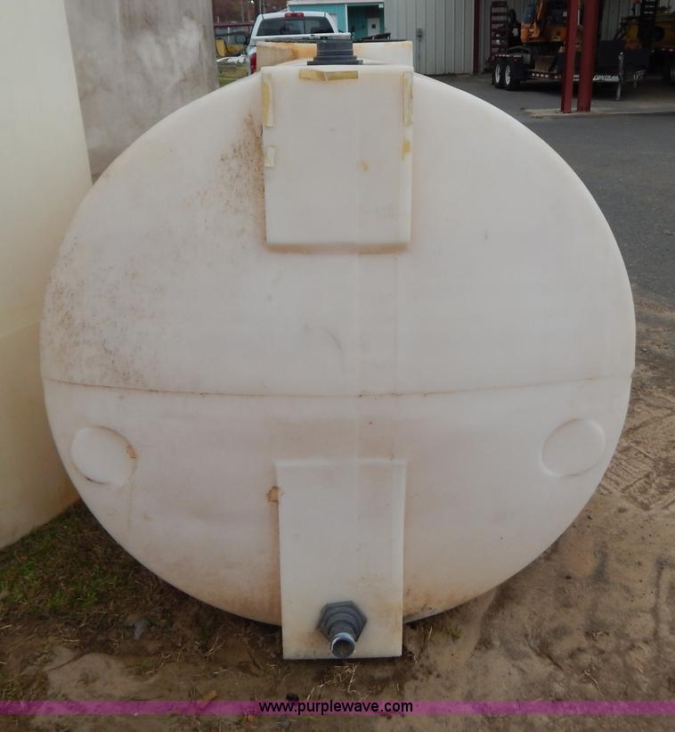 image for item H3942 Approximately 1,600 gallon poly tank