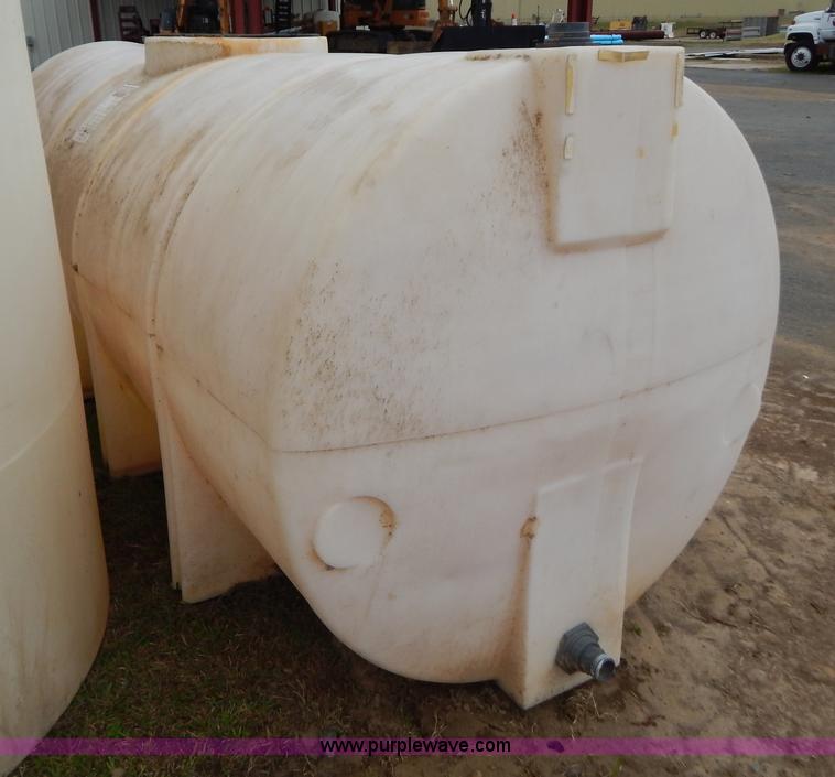 image for item H3942 Approximately 1,600 gallon poly tank