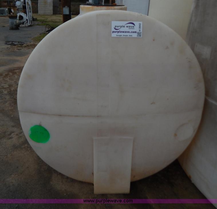 image for item H3942 Approximately 1,600 gallon poly tank