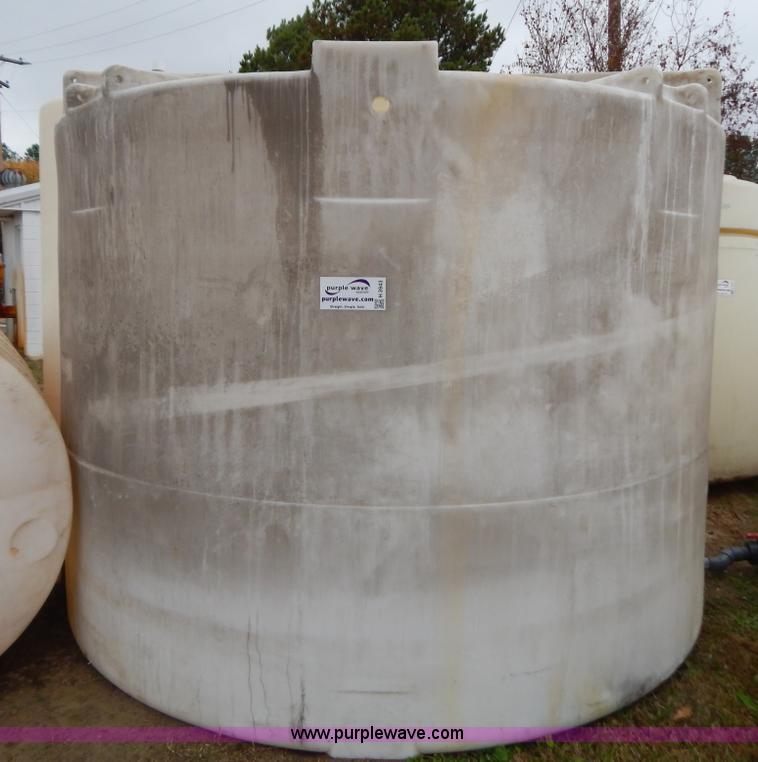 image for item H3943 Approximately 1,400 gallon poly tank