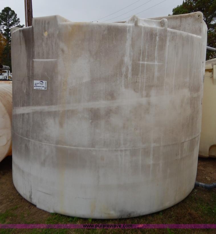 image for item H3943 Approximately 1,400 gallon poly tank