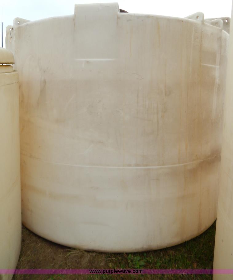 image for item H3943 Approximately 1,400 gallon poly tank