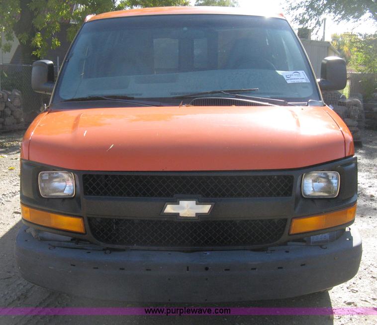 image for item H4479 2004 Chevrolet Express 1500 van