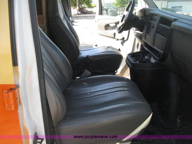 image for item H4479 2004 Chevrolet Express 1500 van