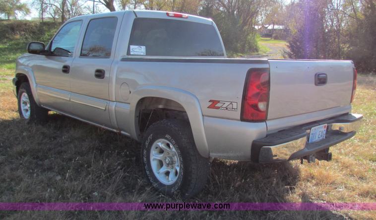 image for item H7268 2004 Chevrolet 1500 crew cab pickup truck
