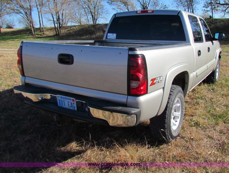 image for item H7268 2004 Chevrolet 1500 crew cab pickup truck