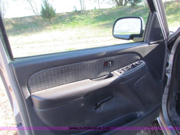 image for item H7268 2004 Chevrolet 1500 crew cab pickup truck