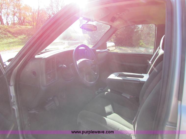 image for item H7268 2004 Chevrolet 1500 crew cab pickup truck