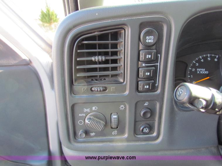 image for item H7268 2004 Chevrolet 1500 crew cab pickup truck