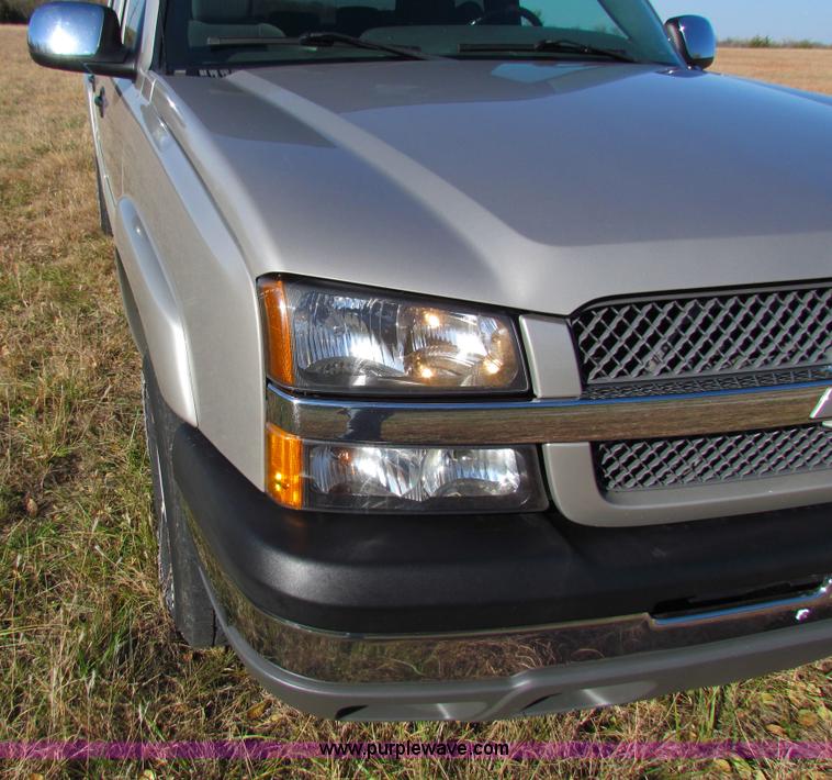 image for item H7268 2004 Chevrolet 1500 crew cab pickup truck