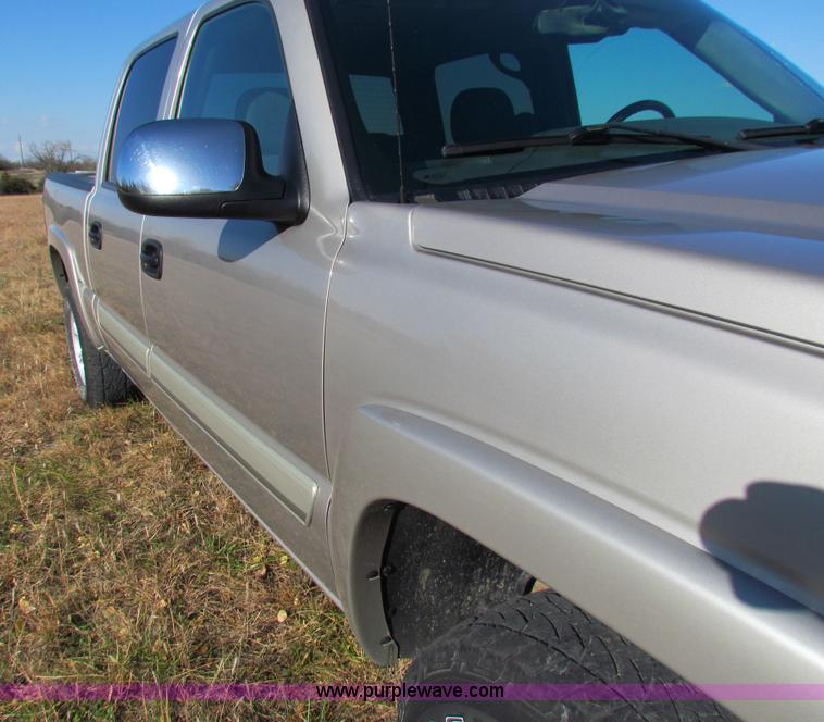 image for item H7268 2004 Chevrolet 1500 crew cab pickup truck