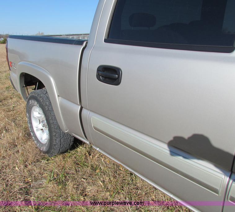 image for item H7268 2004 Chevrolet 1500 crew cab pickup truck