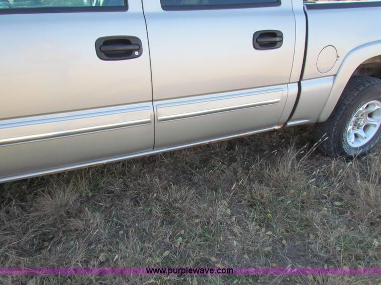 image for item H7268 2004 Chevrolet 1500 crew cab pickup truck