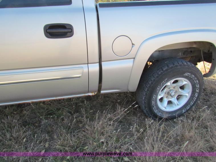 image for item H7268 2004 Chevrolet 1500 crew cab pickup truck