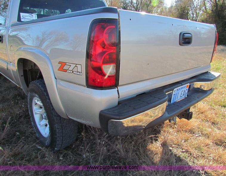 image for item H7268 2004 Chevrolet 1500 crew cab pickup truck