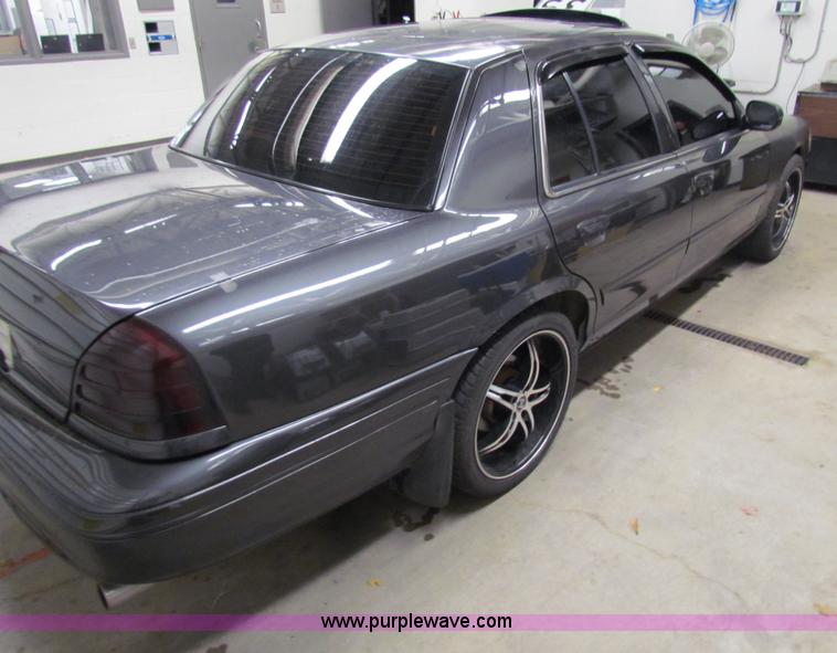 image for item H7299 2004 Ford Crown Victoria LX Sport