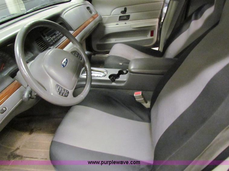 image for item H7299 2004 Ford Crown Victoria LX Sport