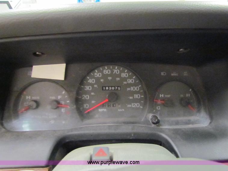 image for item H7299 2004 Ford Crown Victoria LX Sport