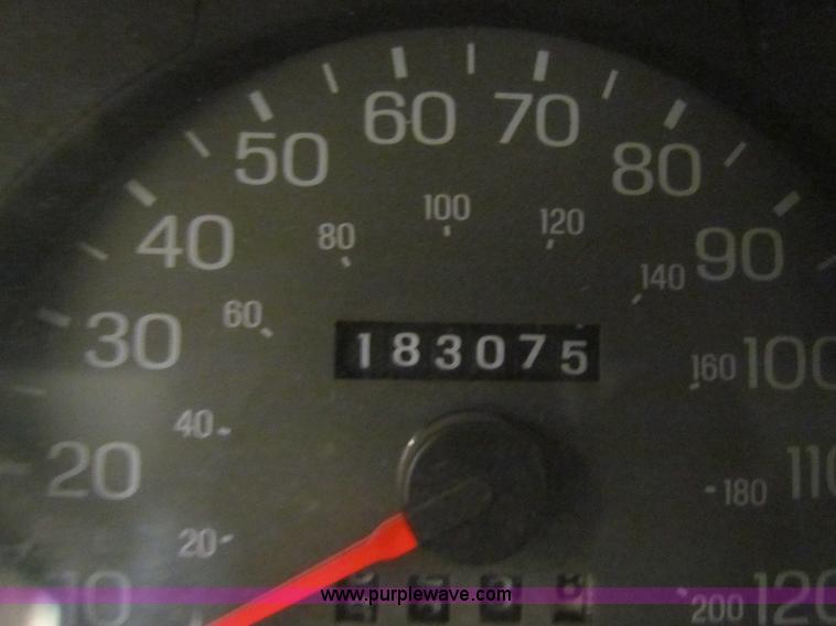 image for item H7299 2004 Ford Crown Victoria LX Sport