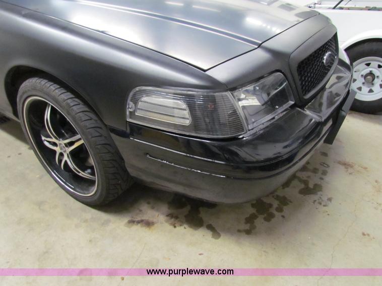 image for item H7299 2004 Ford Crown Victoria LX Sport