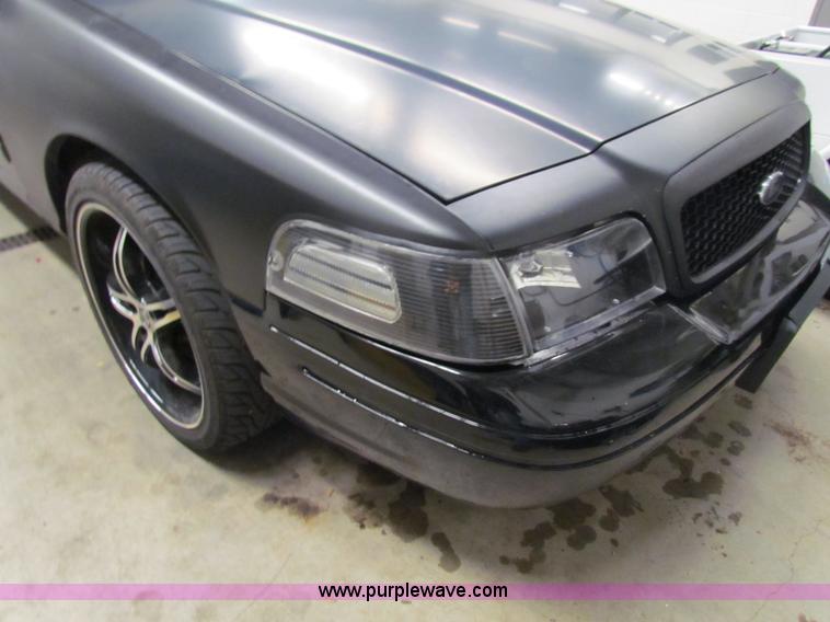 image for item H7299 2004 Ford Crown Victoria LX Sport