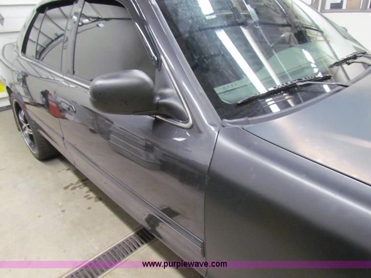 image for item H7299 2004 Ford Crown Victoria LX Sport