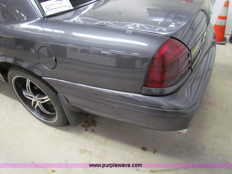 image for item H7299 2004 Ford Crown Victoria LX Sport