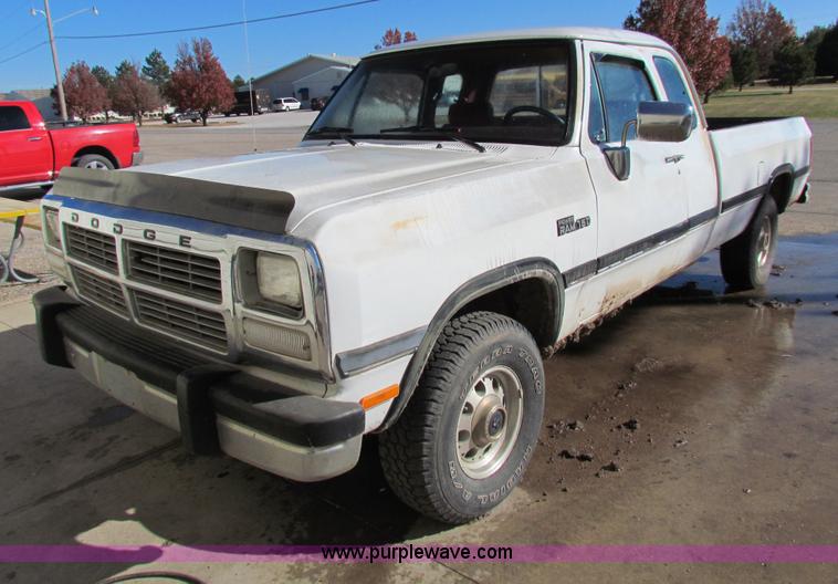 image for item H7305 1991 Dodge Ram 150 Club Cab pickup truck