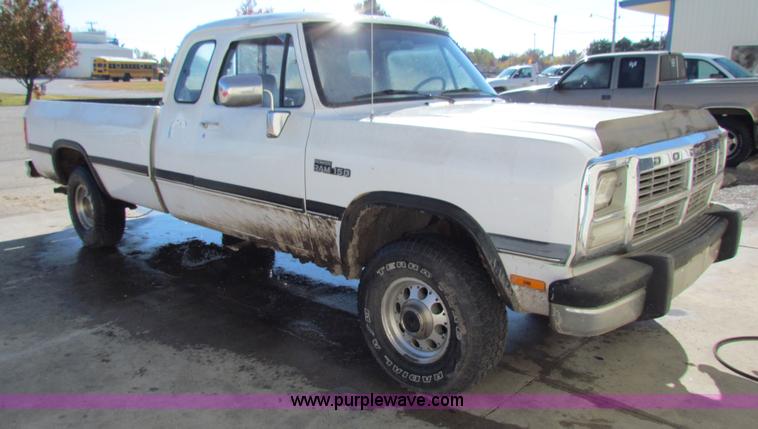 image for item H7305 1991 Dodge Ram 150 Club Cab pickup truck