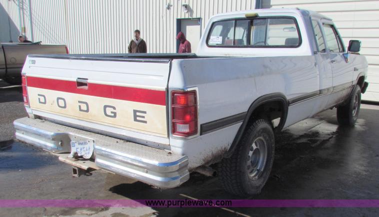 image for item H7305 1991 Dodge Ram 150 Club Cab pickup truck