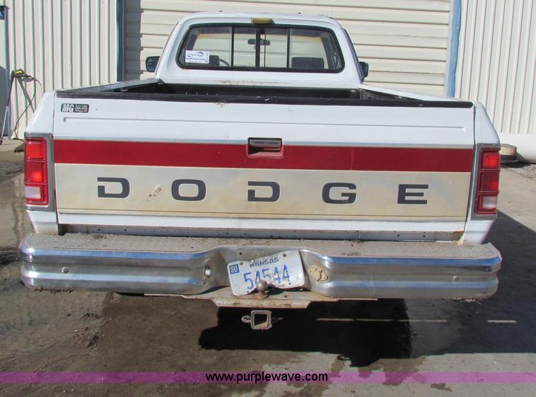 image for item H7305 1991 Dodge Ram 150 Club Cab pickup truck