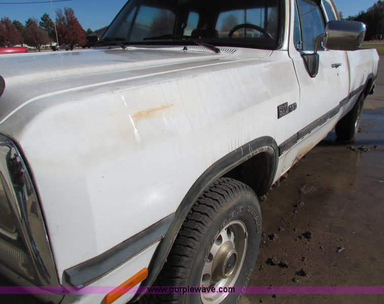 image for item H7305 1991 Dodge Ram 150 Club Cab pickup truck