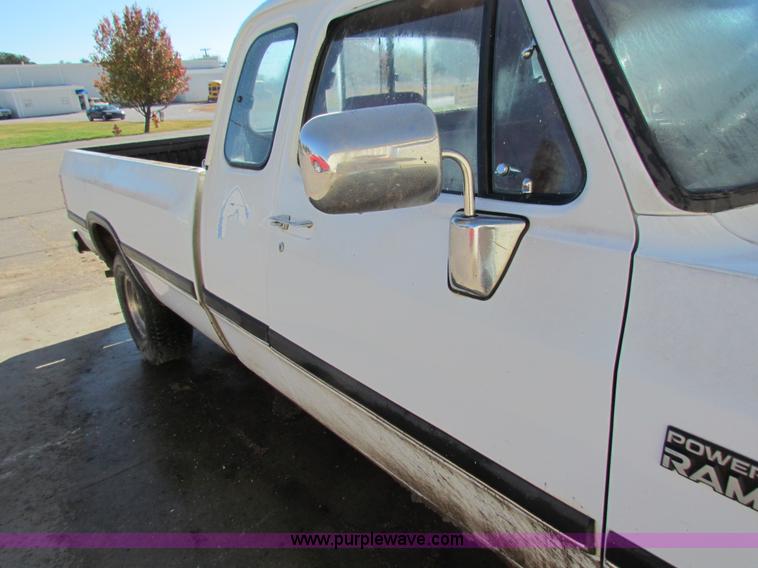 image for item H7305 1991 Dodge Ram 150 Club Cab pickup truck