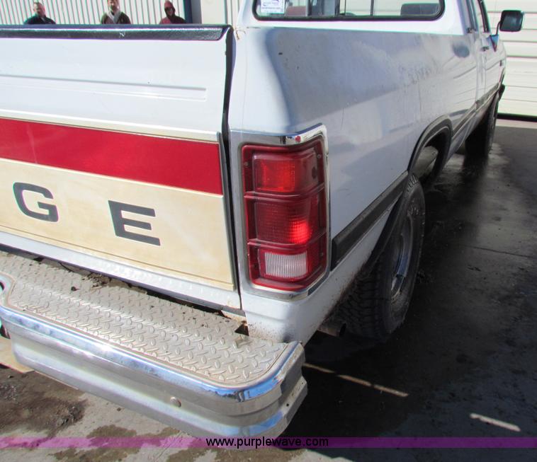 image for item H7305 1991 Dodge Ram 150 Club Cab pickup truck