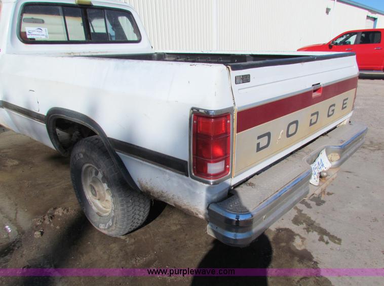 image for item H7305 1991 Dodge Ram 150 Club Cab pickup truck